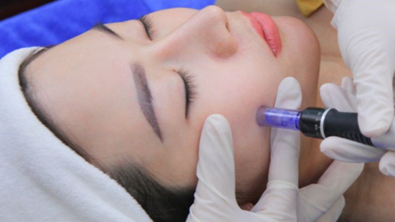 Vi kim tảo biển thúc đẩy tế bào da di chuyển từ lớp đáy lên bề mặt da và bong ra ngoài