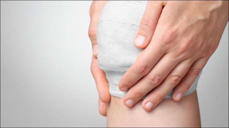 Dùng gạc để cố định khi bó gừng