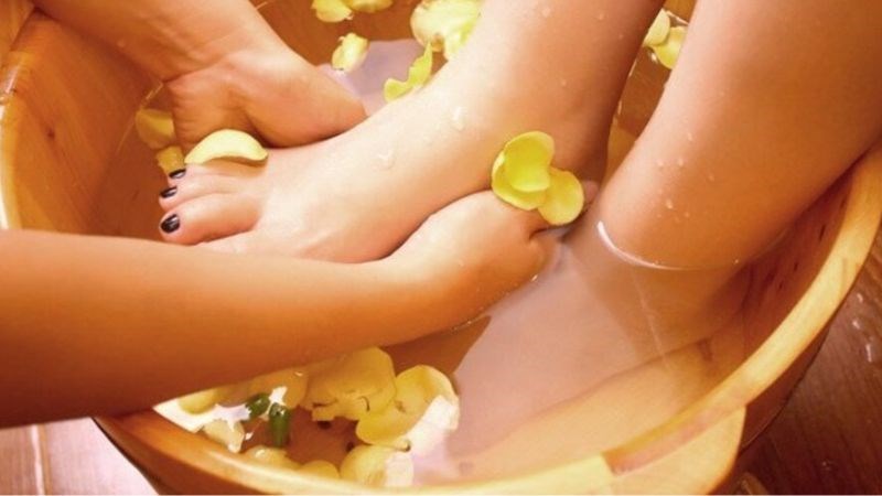 Ngâm chân với gừng cải thiện tình trạng đau nhức xương khớp