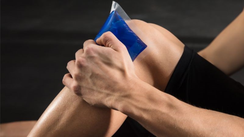 Chườm nóng bằng lá thầu dầu giúp giảm đau xương khớp