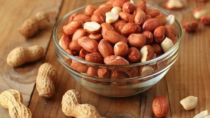 Đậu phộng chứa nhiều protein và chất béo lành mạnh, giúp cung cấp năng lượng và hỗ trợ sự phát triển cơ bắp