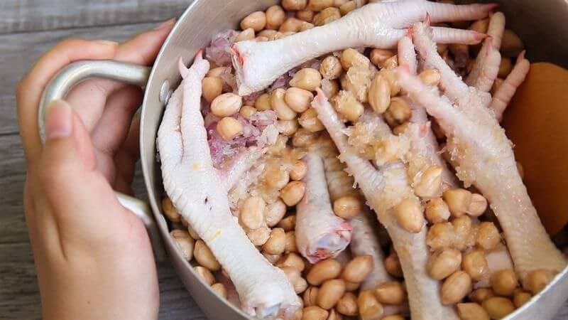 Người mắc chứng thống phong (bệnh gout), khớp sưng đau nóng cũng nên kiêng ăn chân gà