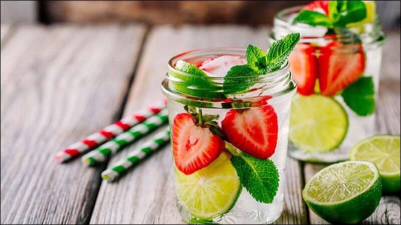 Nước detox từ dâu tây, chanh và húng quế giúp tăng cường hệ miễn dịch