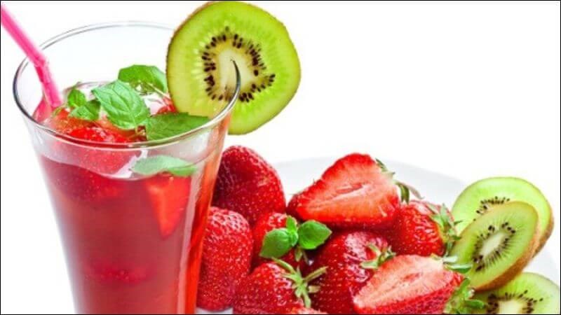 Nước detox từ dâu tây và kiwi hỗ trợ giảm cân