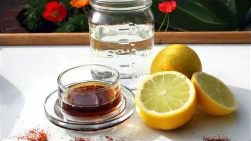 Nước detox từ chanh và bột ớt Cayenne thúc đẩy gan đào thải độc tố