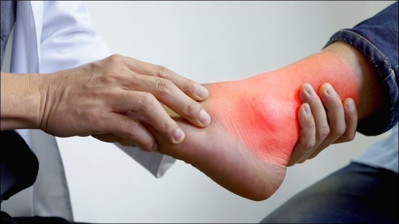 Ngâm chân bằng lá lốt có thể hỗ trợ điều trị phong tê thấp