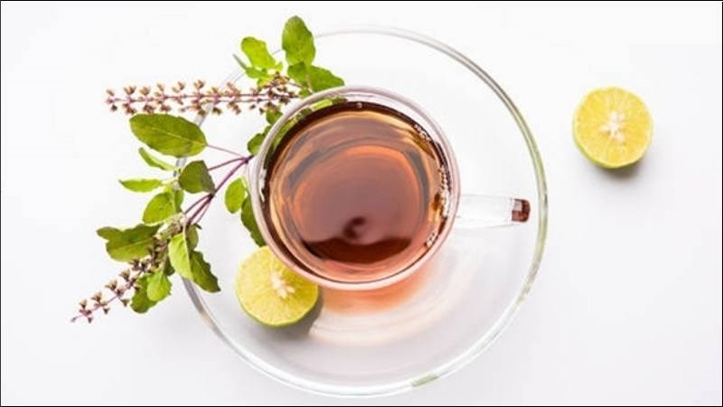 Bạn có thể thêm nước nóng vào lá hương nhu khô, ủ và sử dụng như trà