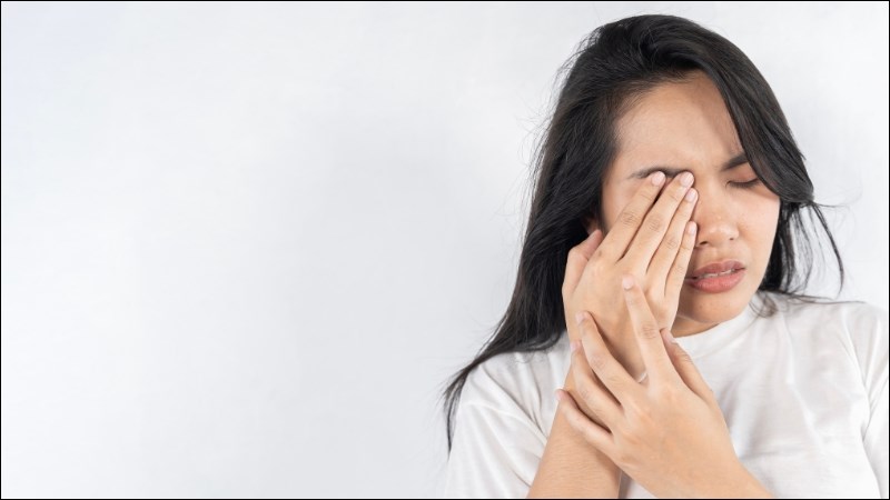 Dùng hơi nóng khi hãm quả bạch tật lê sẽ giúp làm dịu cơn đau mắt