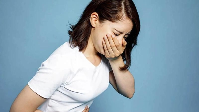 Nôn mửa là một trong những tác dụng phụ khi dùng cây mật gấu Nôn mửa là một trong những tác dụng phụ khi dùng cây mật gấu