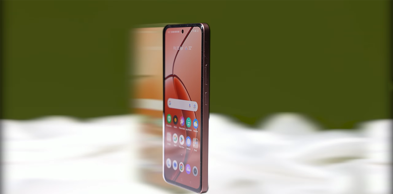 Phần khung viền của realme P1 5G đã được vát cong mềm mại để mang lại trải nghiệm cầm nắm thoải mái cho người dùng. Nguồn: Tech Unboxing.