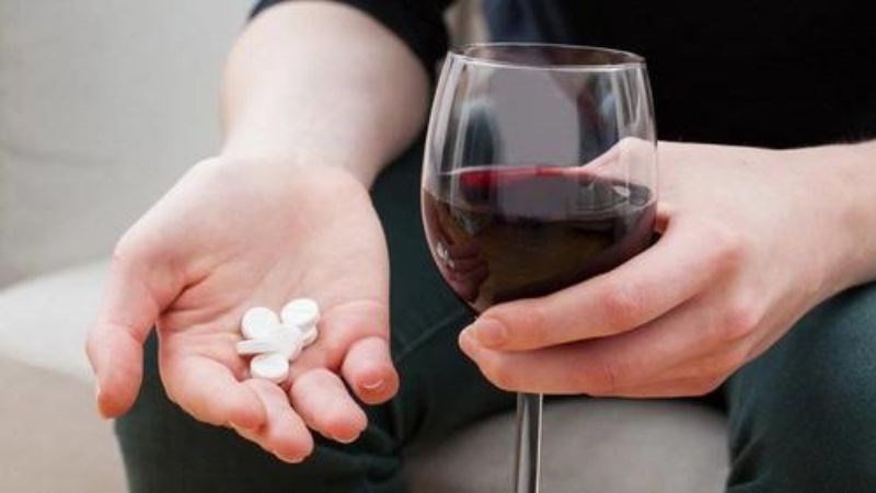 Uống rượu bia khi dùng thuốc có thể gây hại cho gan 