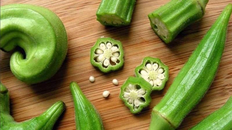 Đậu bắp có lớp vỏ bên ngoài nhiều lông tơ giống quả đào và tiết ra chất nhớt