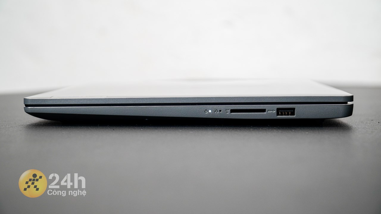 Cạnh phải của Lenovo Ideapad Slim 3 15IRH8.