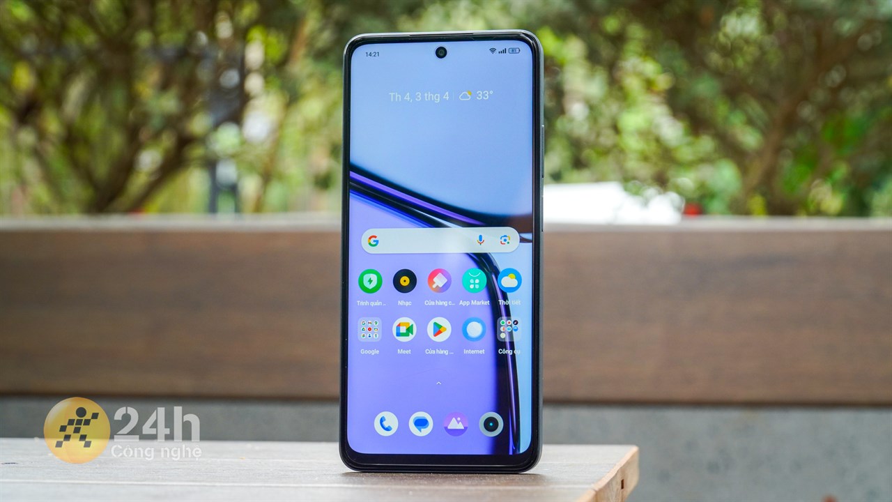 Màn hình realme C65 được thiết kế theo dạng đục lỗ với các cạnh xung quanh không quá dày.