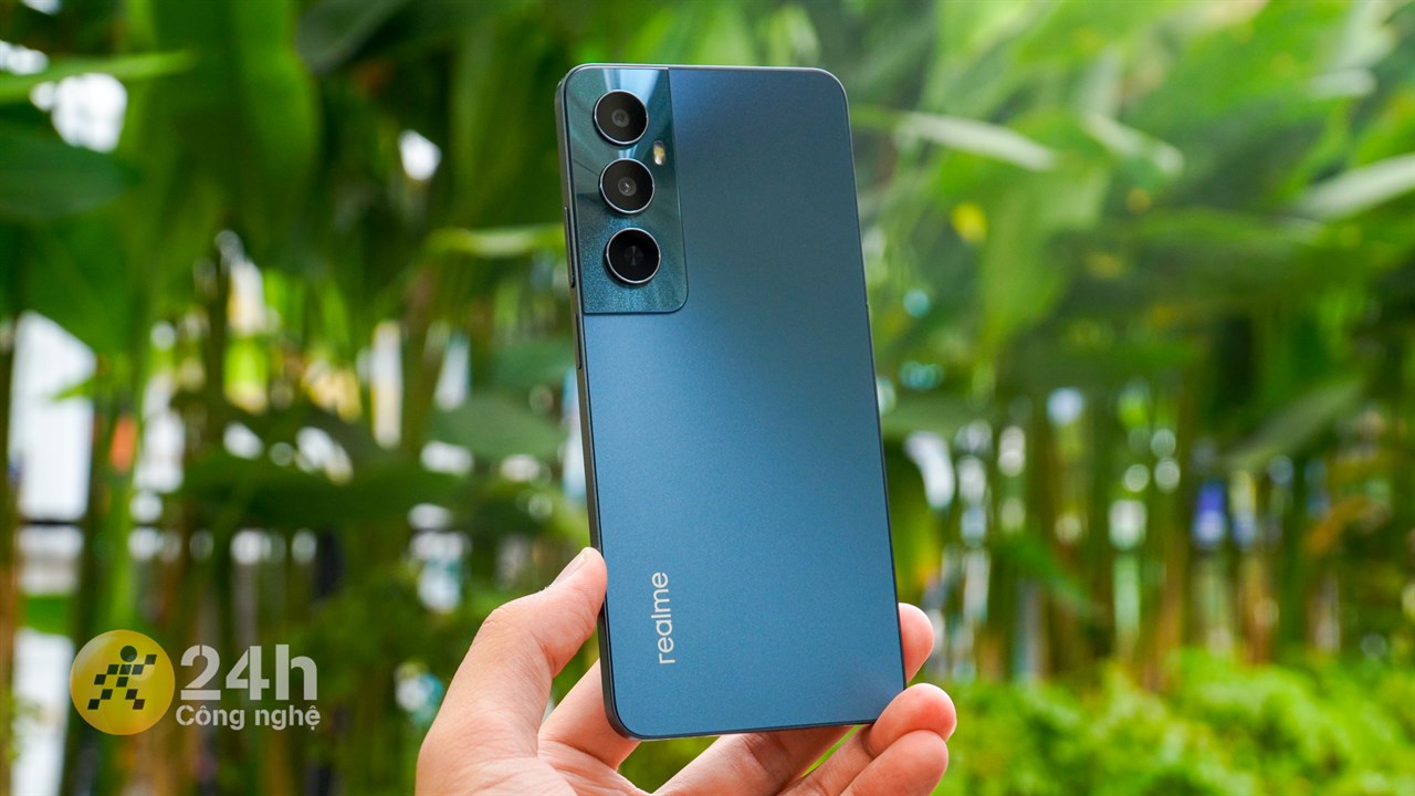 realme C65 được hoàn thiện rất chắc chắn dù được làm từ nhựa.