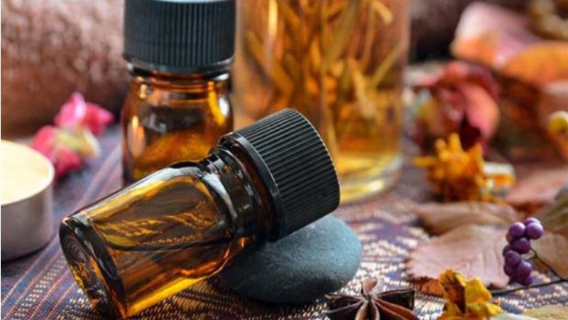 Tinh dầu trầm hương l&agrave; tinh dầu được chiết xuất từ nhựa c&acirc;y trầm hương