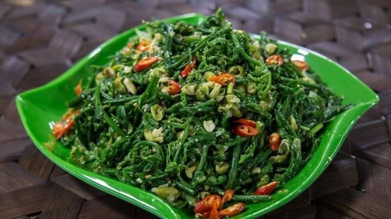 Rau dớn xào tỏi là món ăn phù hợp với khẩu vị của nhiều người