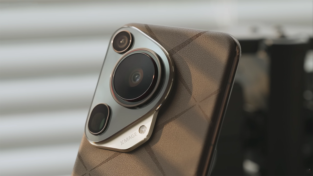 Cụm camera của Huawei Pura 70 Ultra có khả năng thò thụt rất thú vị. Nguồn: Gizmochina.