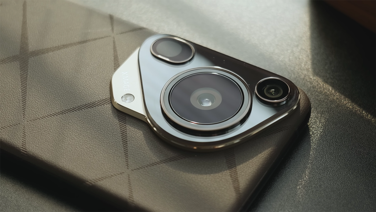 Cụm camera của Huawei Pura 70 Ultra đã khiến nhiều người bất ngờ về cách thiết kế. Nguồn: Gizmochina.