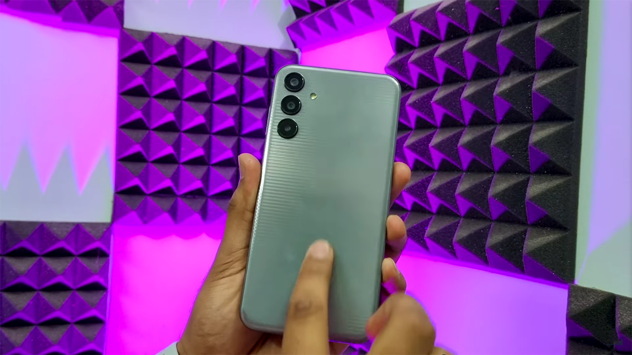 Mặt lưng Galaxy M15 5G cũng lại dễ bám mồ hôi và dấu vân tay. Nguồn: Swarim Tiwari.