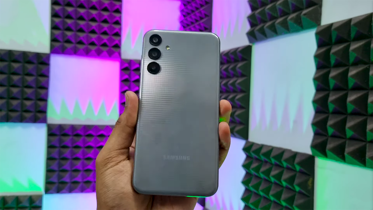 Galaxy M15 5G được thiết kế theo dạng bo cong cùng chất lượng hoàn thiện tốt. Nguồn: Swarim Tiwari.