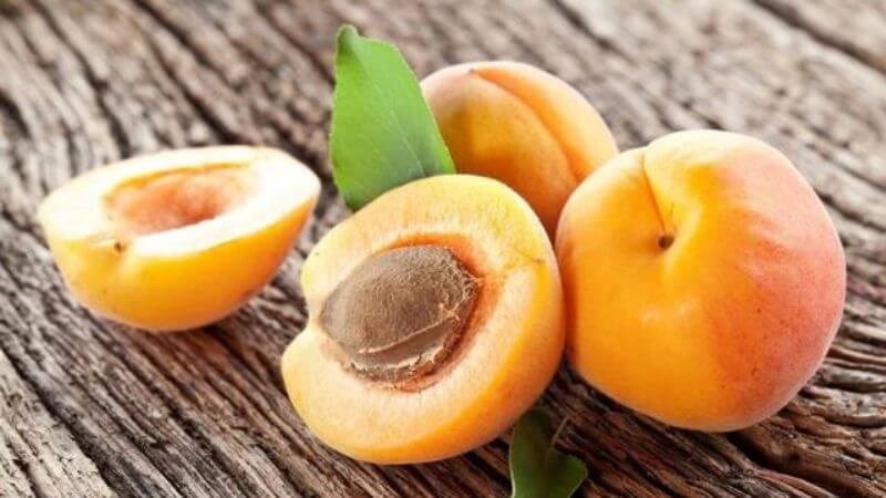 Cả mơ tươi và mơ khô đều là món ăn nhẹ ngon miệng, dễ dàng thêm vào các bữa ăn yêu thích của bạn Cả mơ tươi và mơ khô đều là món ăn nhẹ ngon miệng, dễ dàng thêm vào các bữa ăn yêu thích của bạn