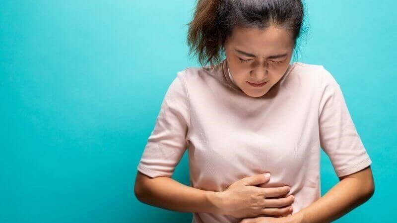 Trộn đều hỗn hợp 3 nguyên liệu gồm lá mơ, lòng đỏ trứng, gừng tươi và đem hấp chín để chữa hội chứng ruột kích thích
