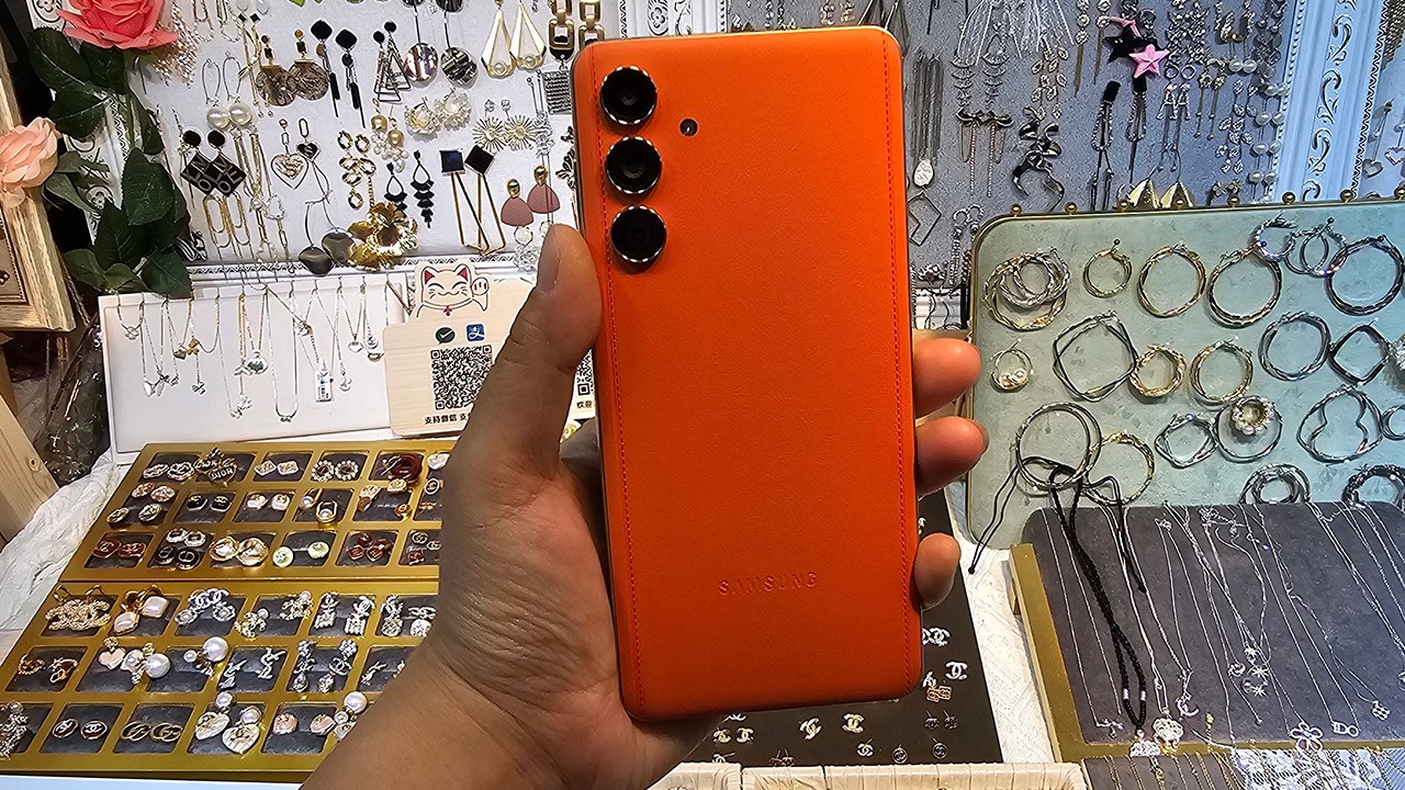 Galaxy C55 5G sở hữu mức giá tốt so với những gì mà thiết bị được trang bị. Nguồn: Weibo.