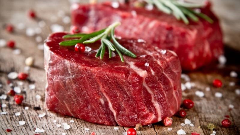 Thịt đỏ có nguồn gốc từ động vật có vú như thịt bò, thịt lợn, thịt cừu, thịt nai,...