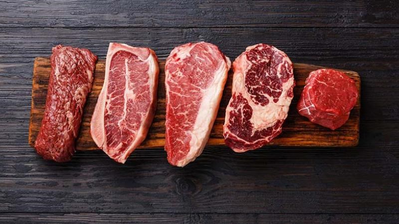 Thịt đỏ được phân loại dựa vào nguồn gốc của loài động vật, cách nuôi và chế biến