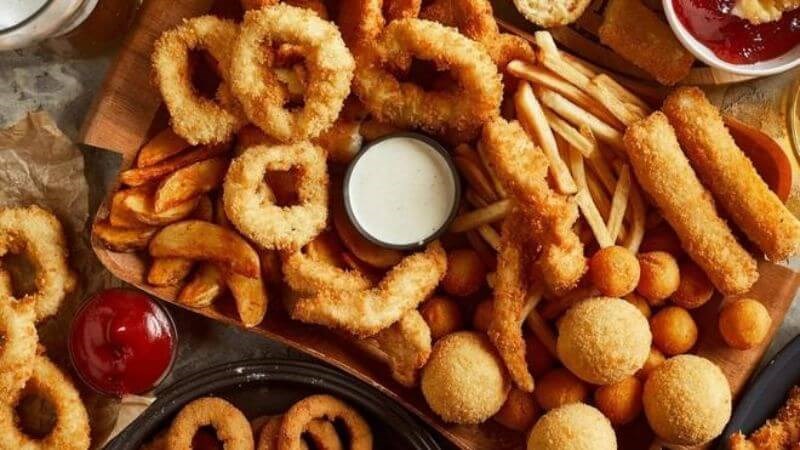 Thực phẩm chiên, rán chứa rất nhiều cholesterol và gây trầm trọng thêm tình trạng mỡ máu cao