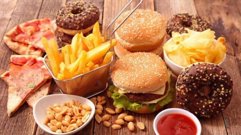 Việc thường xuyên ăn đồ ăn nhanh gây gia tăng lượng cholesterol máu