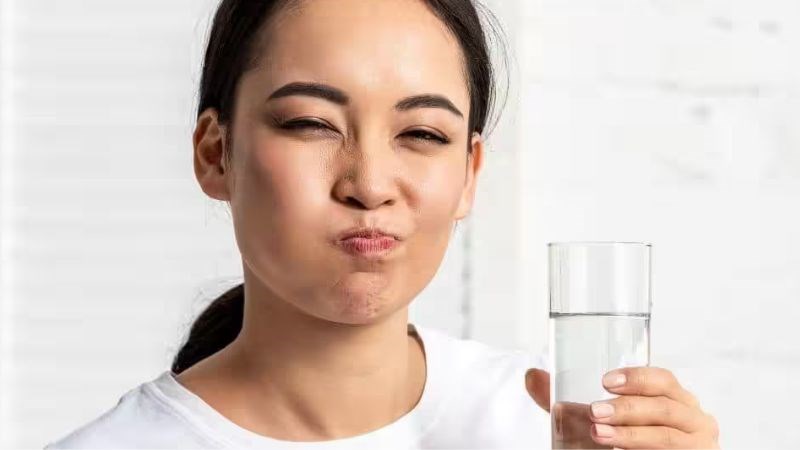 Chăm sóc răng đau tại nhà bằng cách súc miệng với nước muối
