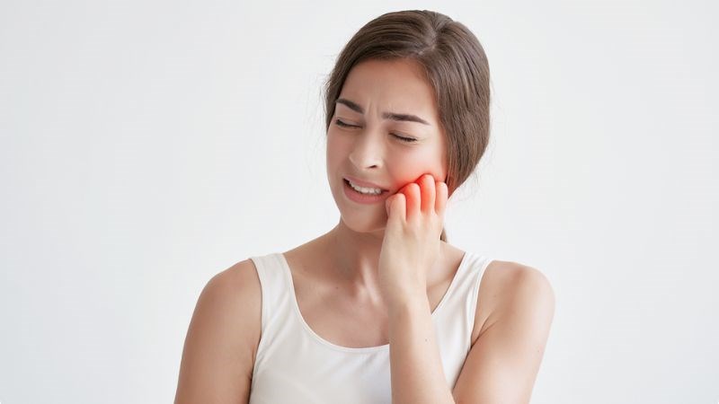 Đau nhức răng gồm triệu chứng đau răng âm ỉ không biến mất