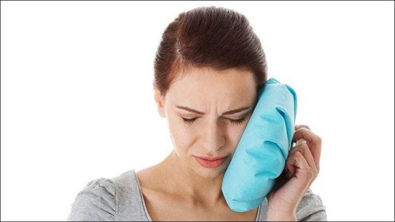 Chườm đá lên vùng bị ảnh hưởng do đau răng giúp co mạch máu, giảm đau và viêm