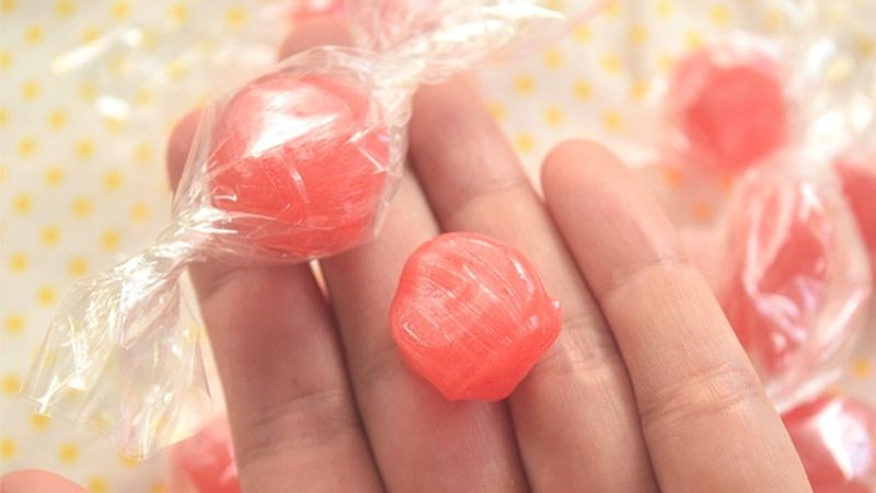 Nhai kẹo cứng gây nứt và sứt mẻ răng