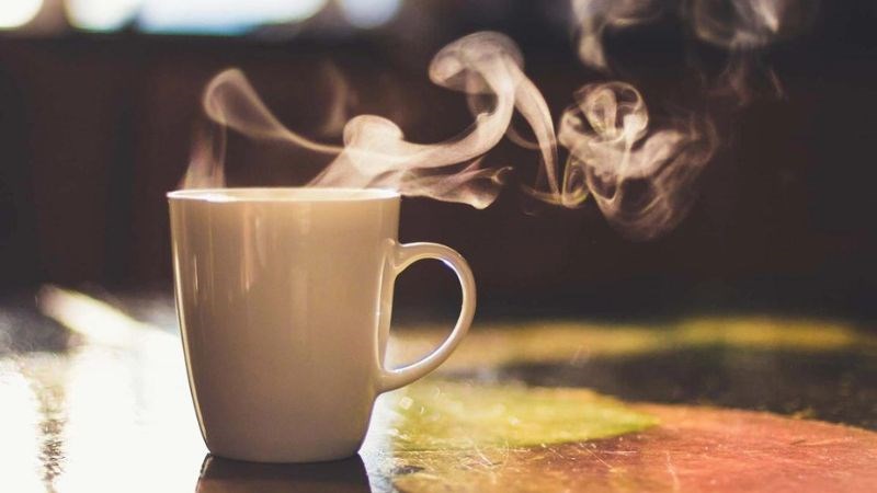 Uống đồ uống quá nóng khiến răng ê buốt và đau nhức
