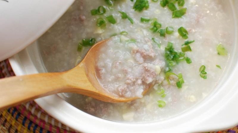 Cháo cũng là lựa chọn tốt để hạn chế việc nhai khi ăn