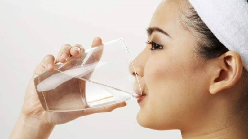  Bổ sung đủ nước không chỉ phòng tránh say nắng mà còn giúp điều chỉnh nhiệt độ cơ thể và cải thiện tâm trạng