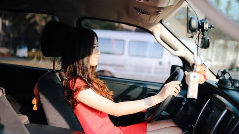 Đừng ngồi quá lâu trong xe ô tô tắt máy vì có thể gây nóng bức và không tốt cho sức khỏe