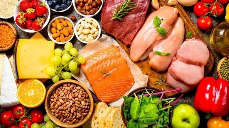 Ăn trái cây giàu nước, rau xanh và thêm canh vào khẩu phần hàng ngày giúp tăng cường sức khỏe