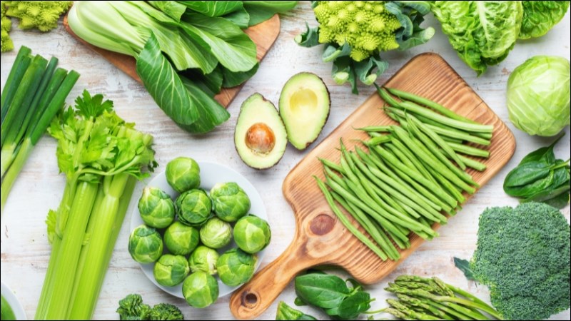 Rau xanh giàu chất xơ, giúp kích thích nhu động ruột, ngăn ngừa táo bón - vấn đề thường gặp sau sinh