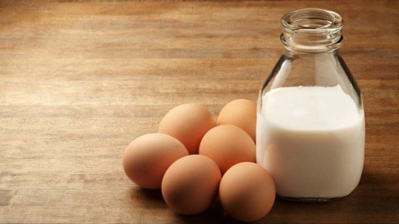 Trứng và sữa gây đau dạ dày, tăng axit cơ thể hoặc đầy hơi, khó tiêu cho sản phụ