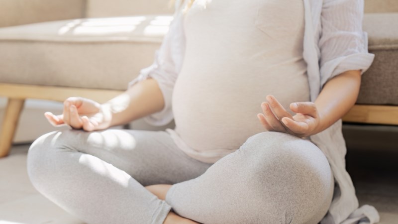 Tập yoga giúp mẹ bầu dễ đi vào giấc ngủ hơn 
