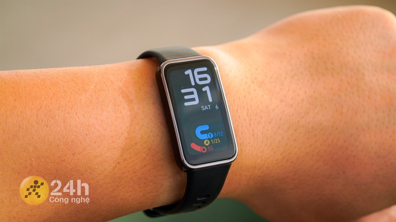 Màn hình của Huawei Band 9 vẫn giữ được hiệu ứng cong 2.5D