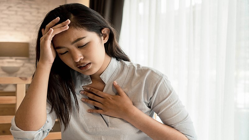 Khó thở giảm khi ngồi dậy là triệu chứng suy tim