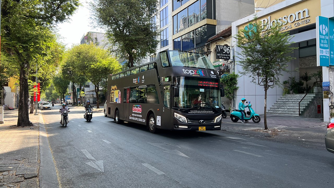 Dạo quanh Sài Gòn bằng bustour cùng TopZone