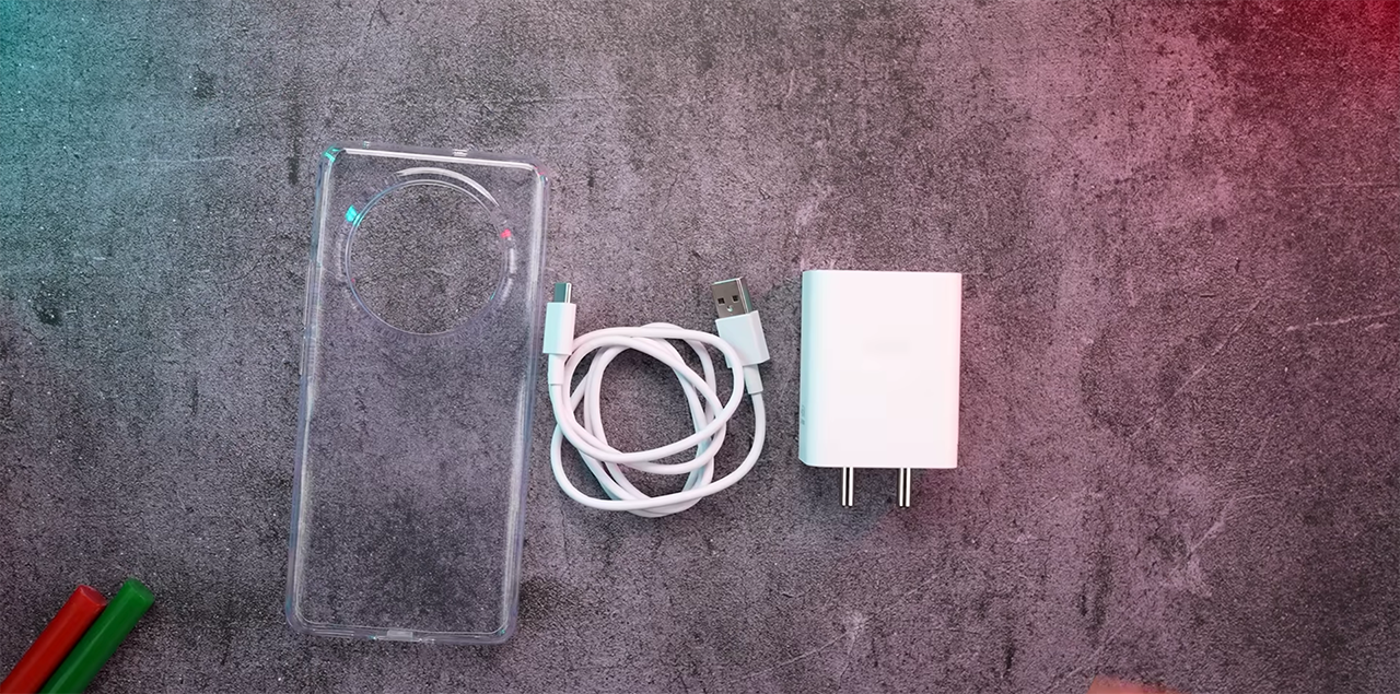 Bên trong hộp đựng realme P1 Pro 5G chứa đầy đủ những món phụ kiện cần thiết. Nguồn: Gyan Therapy.