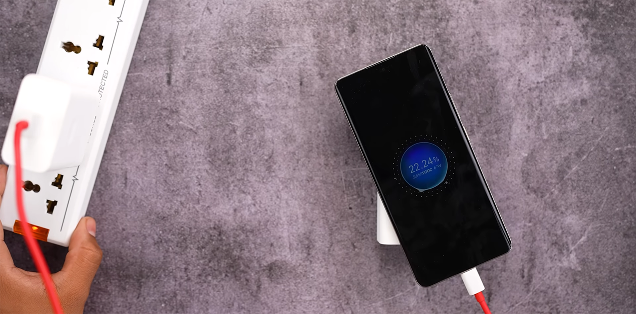 realme P1 Pro 5G còn có thể đáp ứng nhu cầu sử dụng lâu dài của người dùng nhờ được trang bị viên pin 5.000 mAh. Nguồn: Gyan Therapy.