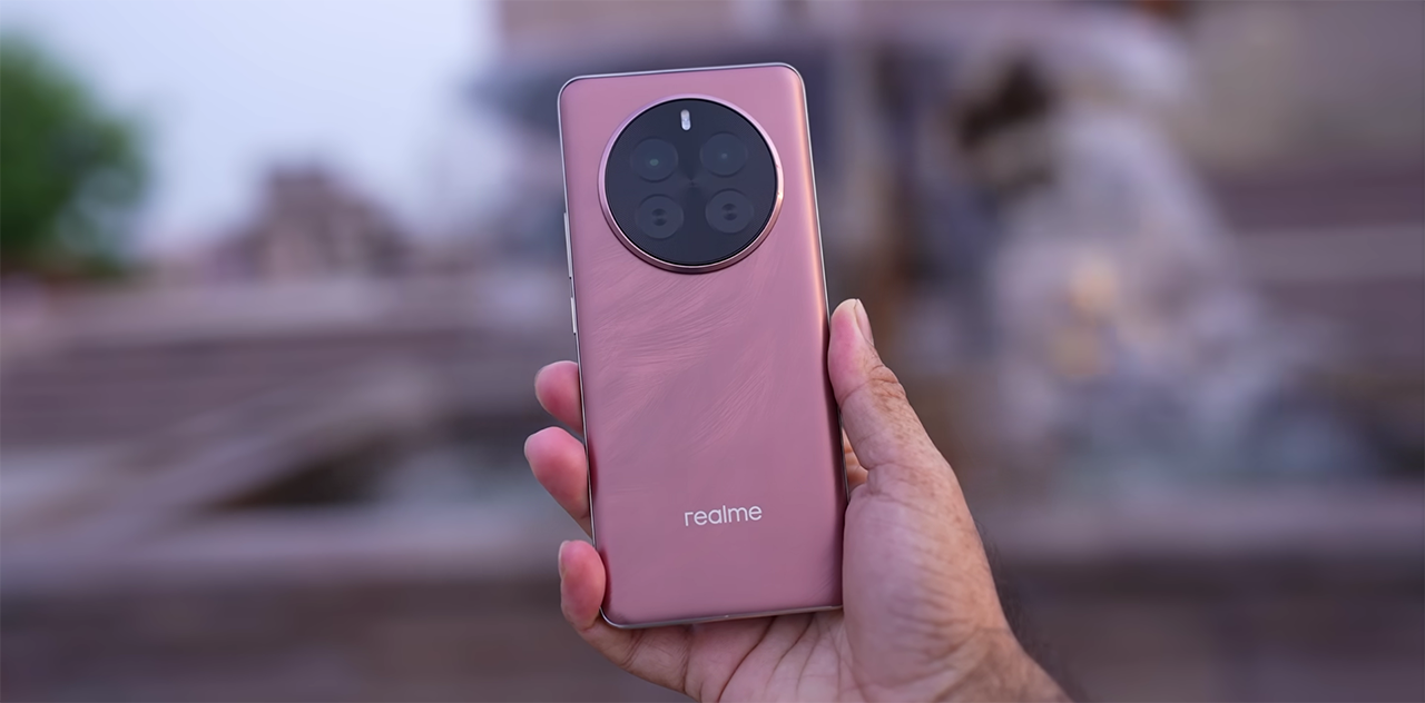 realme P1 Pro 5G được thiết kế theo kiêu dáng bo cong mềm mại thay vì vuông vức như realme P1 5G